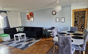 Villa med egen parkering. Möjlighet att boka från 1 och upp till 5 personer.